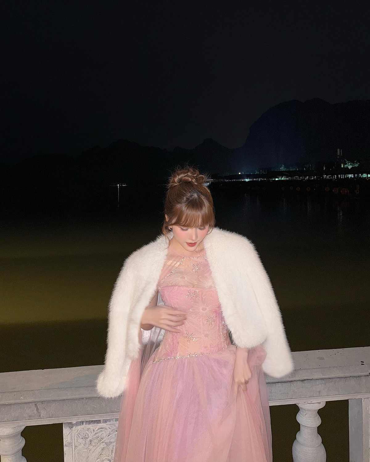 Nữ ca sĩ họ Thiều lựa chọn cho mình thiết kế váy tôn dáng, kết hợp với áo choàng lông tựa như nàng công chúa bước ra từ truyện cổ tích.