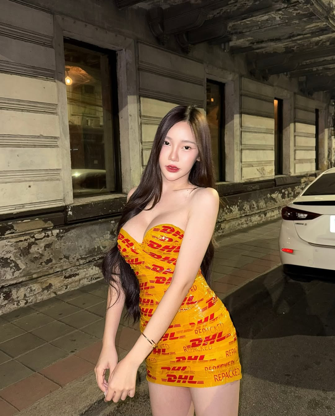 Natpaphat Ounboontan là hot girl có phong cách đời thường táo bạo.