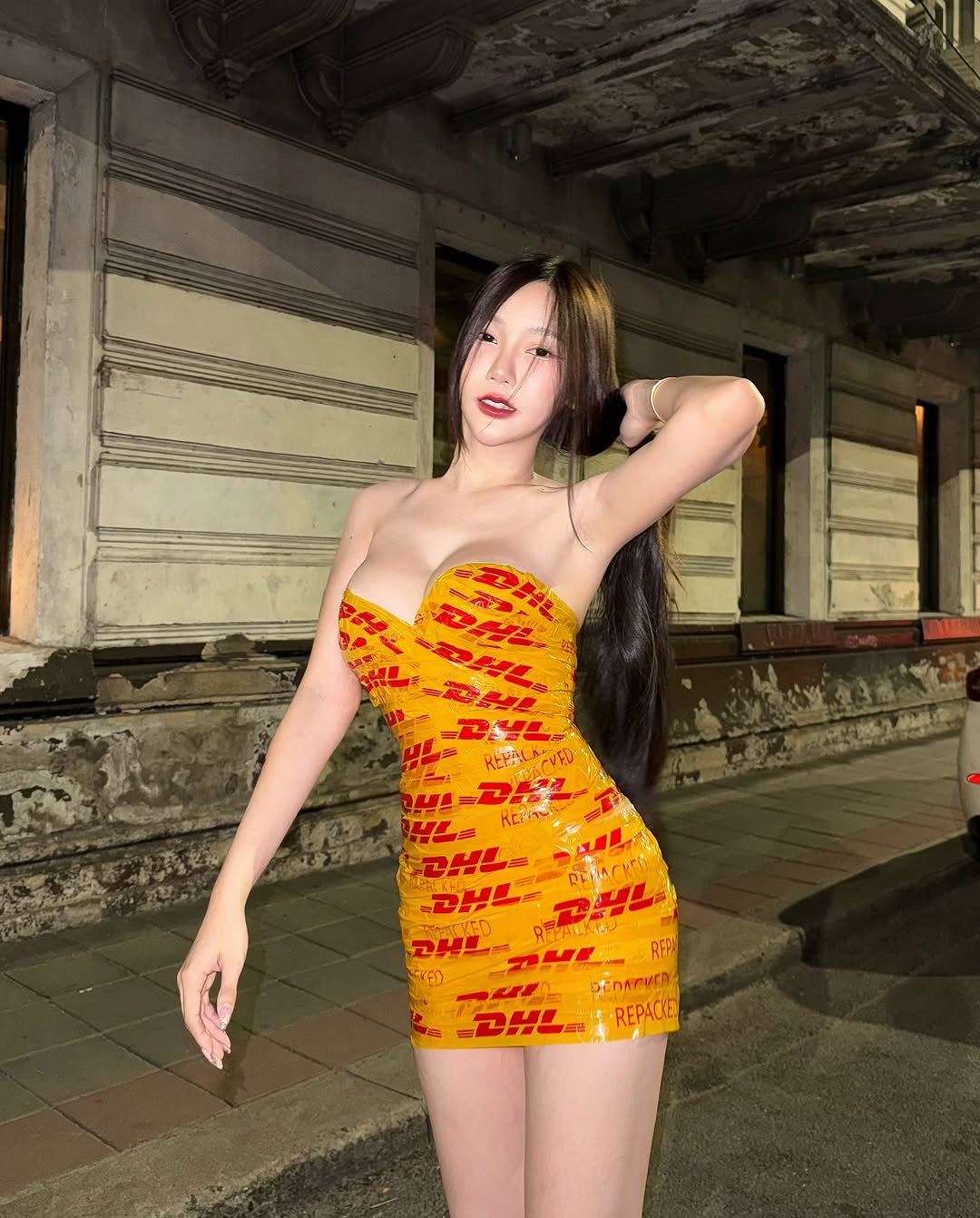 Cũng bởi phong cách này khiến cô nàng nhiều lần nhận về những bình luận tiêu cực, khiếm nhã. Nhiều người cho rằng cô nàng ăn mặc như vậy không mang tính thời trang mà chỉ thuần câu view, câu sự chú ý mà thôi.