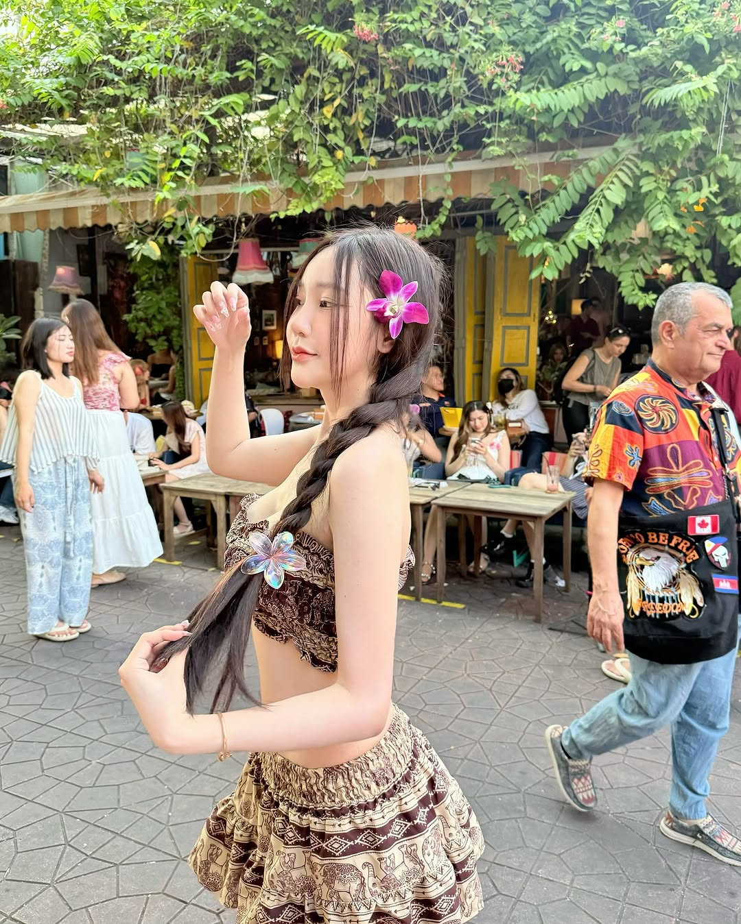 Natpaphat đang là người mẫu ảnh, KOL có tiếng ở Thái Lan. Cô được rất nhiều nhãn hàng và nhà mốt "cưng chiều" nhờ hình ảnh gợi cảm.