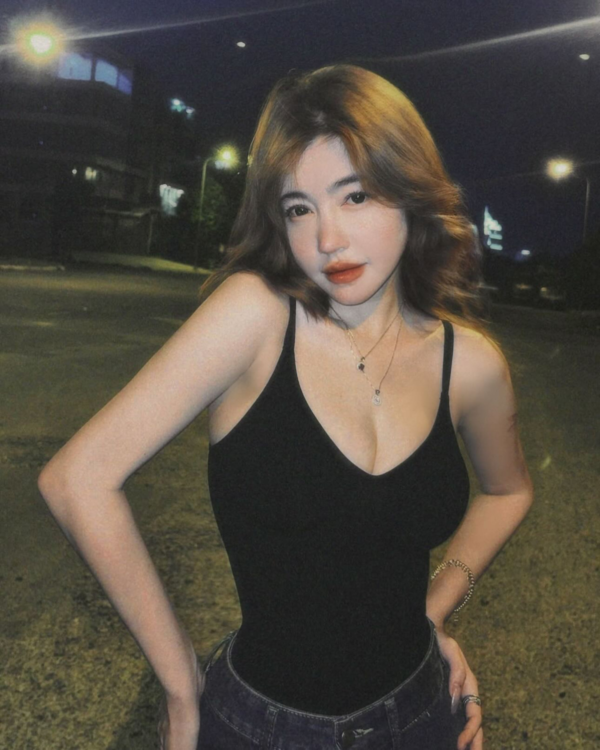 Ở thời điểm hiện tại, Elly Trần không hoạt động quá sôi nổi trên mạng xã hội, tuy nhiên cô nàng vẫn thu hút cho mình được lượng người theo dõi lớn.