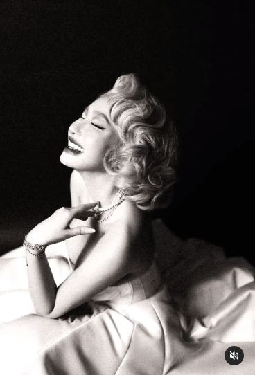 Màn hóa thân của Elly Trần vừa đang đến cảm giác cổ điển, nhưng cũng đậm chất hiện đại và thời thượng khiến nhiều người phải xuýt xoa: "Mỹ nhân là đây chứ đâu", "mê bả quá".