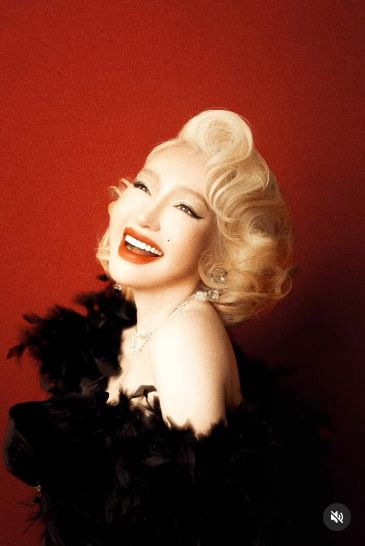 Lấy cảm hứng từ nàng Marilyn Monroe, Elly Trần lựa chọn lối make-up cổ điển với lớp nền trắng cùng màu son đỏ nổi bật.