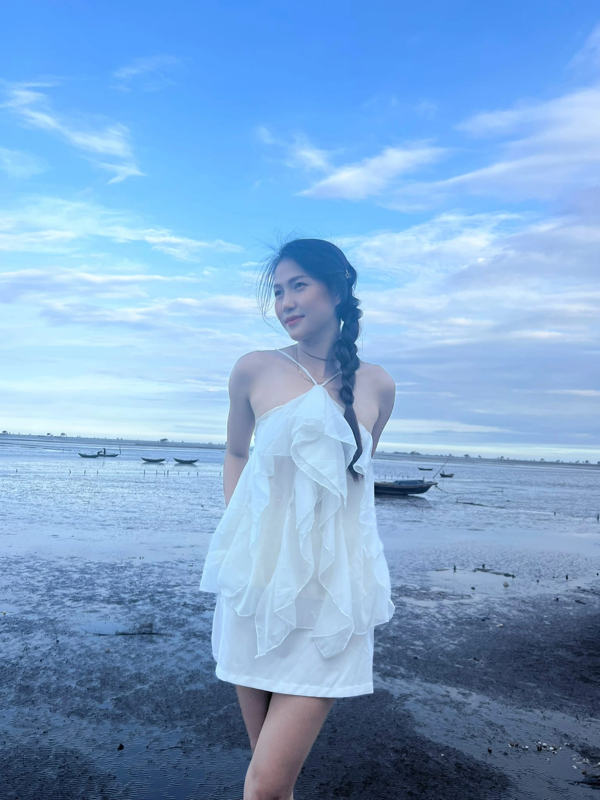 Rời sân bóng chuyền, Lữ Thị Phương theo đuổi hình tượng nữ tính, thanh lịch. Cô ưa chuộng trang phục bó sát, không quá gợi cảm nhưng khoe trọn vóc dáng thon gọn, đôi chân dài thẳng tắp.