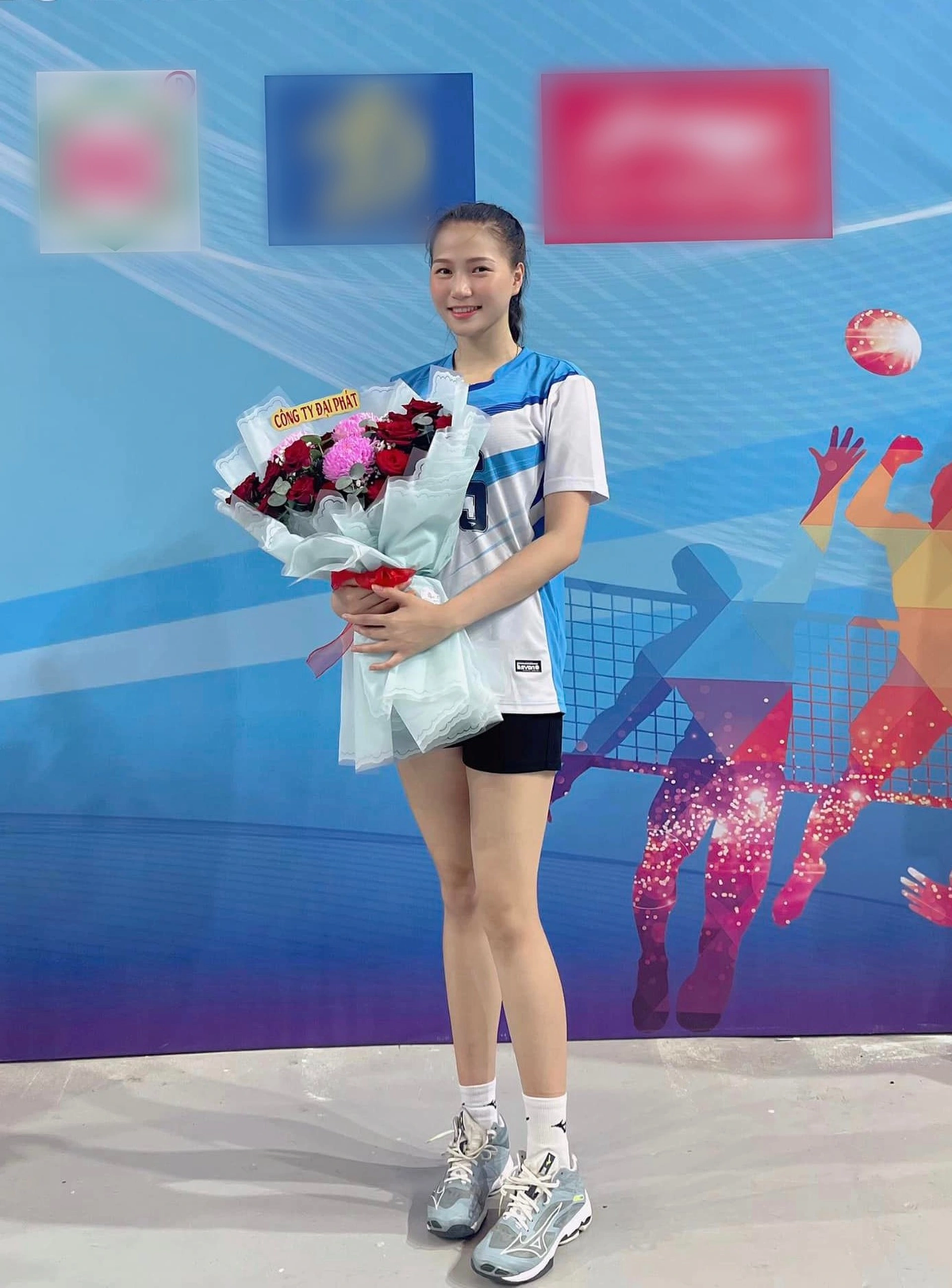 Với chiều cao ấn tượng và gương mặt xinh xắn, cô nàng được mệnh danh là "nàng thơ" của bóng chuyền Việt Nam.