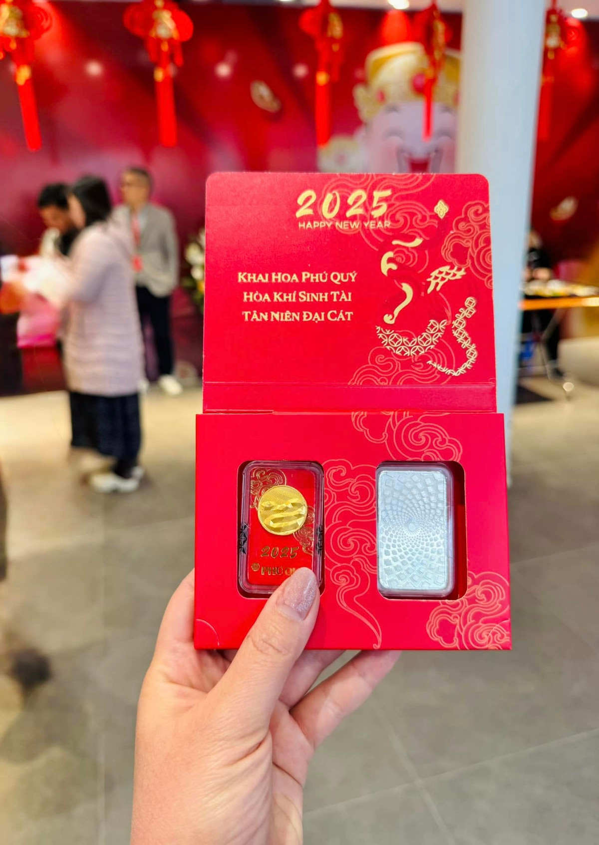 Nhiều nhóm bạn trẻ thì rủ nhau theo nhóm đi xếp hàng mua vàng từ sớm.