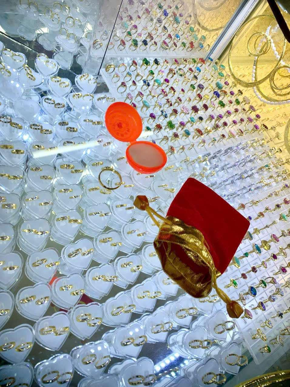 Nhẫn tròn trơn là vật phẩm được nhiều bạn trẻ ưa chuộng vì không quá lo sợ sự xuống giá.