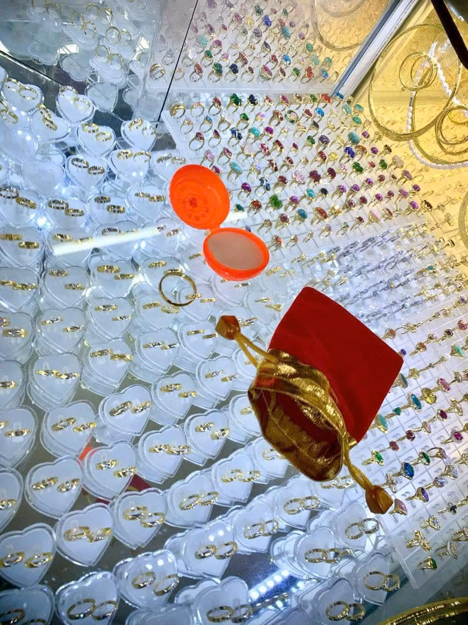 Nhẫn tròn trơn là vật phẩm được nhiều bạn trẻ ưa chuộng vì không quá lo sợ sự xuống giá.