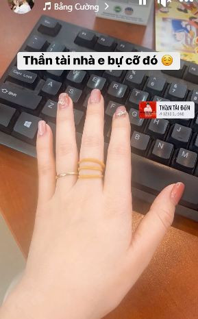 Một bộ phận các bạn trẻ khác thì than thở hài hước rằng năm nay vàng quá cao nên không mua được, đành mang nhẫn vàng làm từ...dây chun để lấy vía ngày Thần Tài.