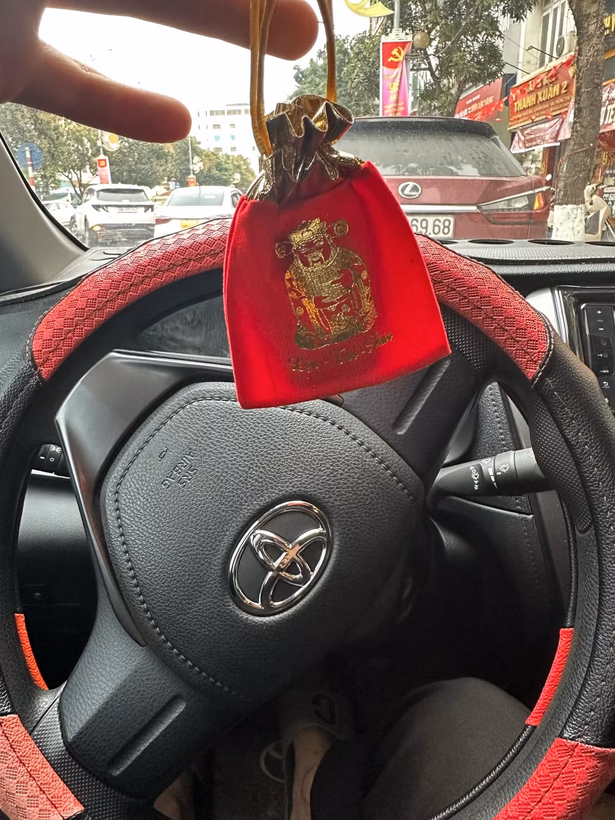 Sáng 7/2 (mùng Mười tháng Giêng), nhiều bạn trẻ mua vàng ngày vía Thần Tài để cầu may mắn, tài lộc. Nhiều người đã đăng tải những hình ảnh sau khi mua vàng để "flex" với bạn bè.