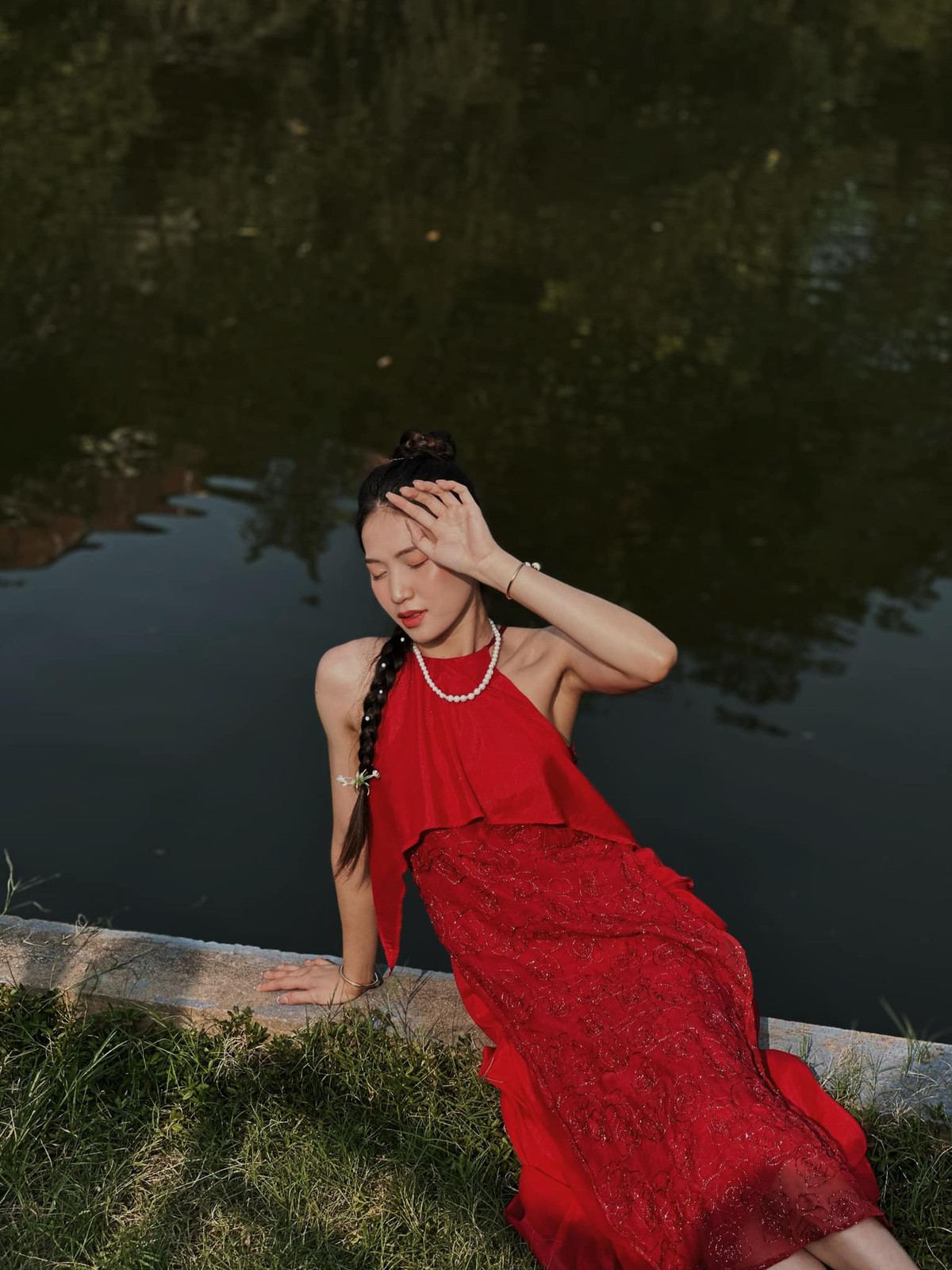 Nàng chân dài của làng bóng chuyền Việt trong bộ ảnh Tết gần đây với vẻ đẹp dịu dàng, ngọt ngào và cũng vô cùng đằm thắm.