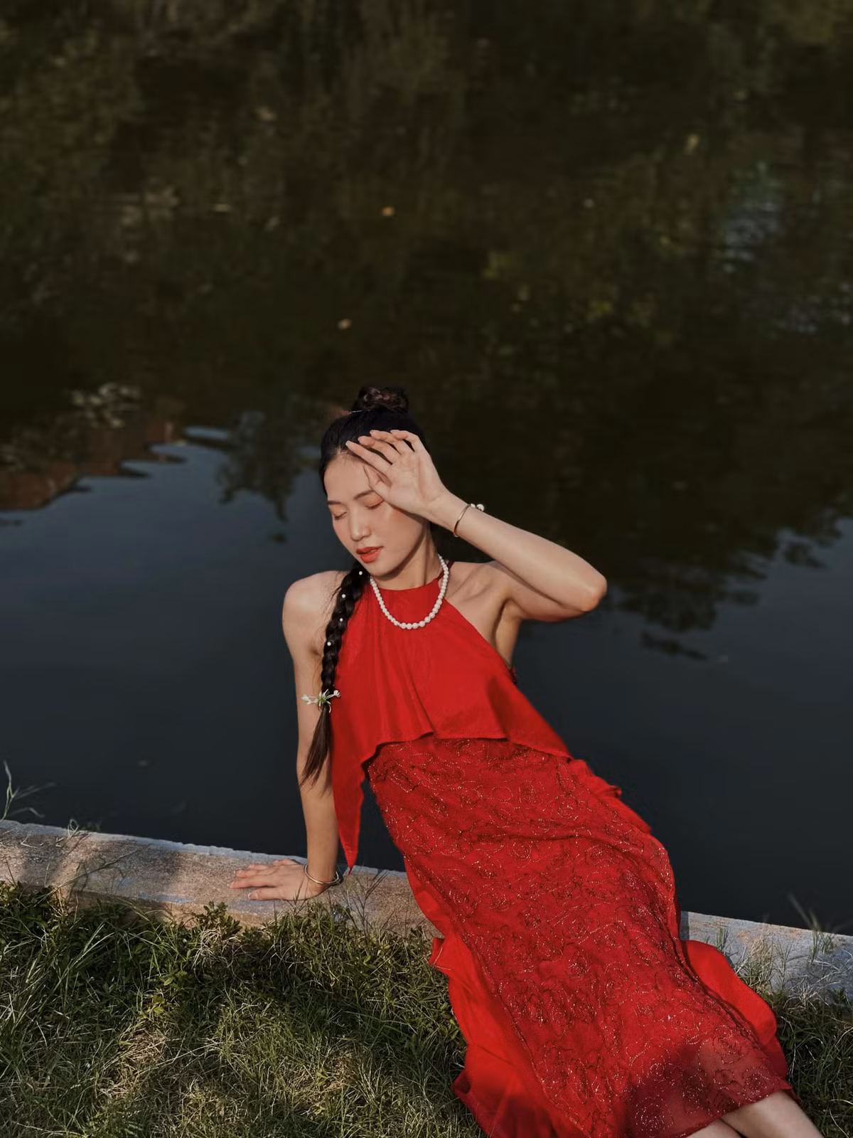 Nàng chân dài của làng bóng chuyền Việt trong bộ ảnh Tết gần đây với vẻ đẹp dịu dàng, ngọt ngào và cũng vô cùng đằm thắm.