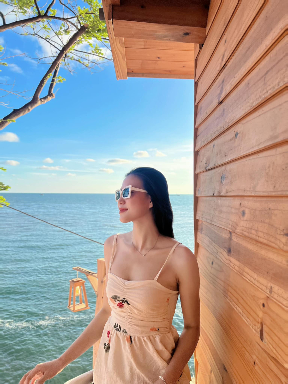 Trong những chuyến đi biển, cô nàng lựa chọn các thiết kế hai dây maxi khoe trọn bờ vai trần cùng phần xương quai xanh gợi cảm.