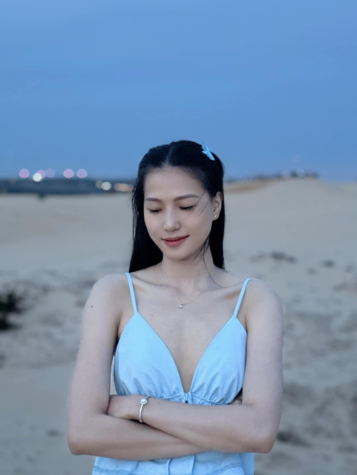 Chiều cao nổi bật cùng đôi chân dài miên man càng tôn lên vẻ đẹp hình thể của cô.