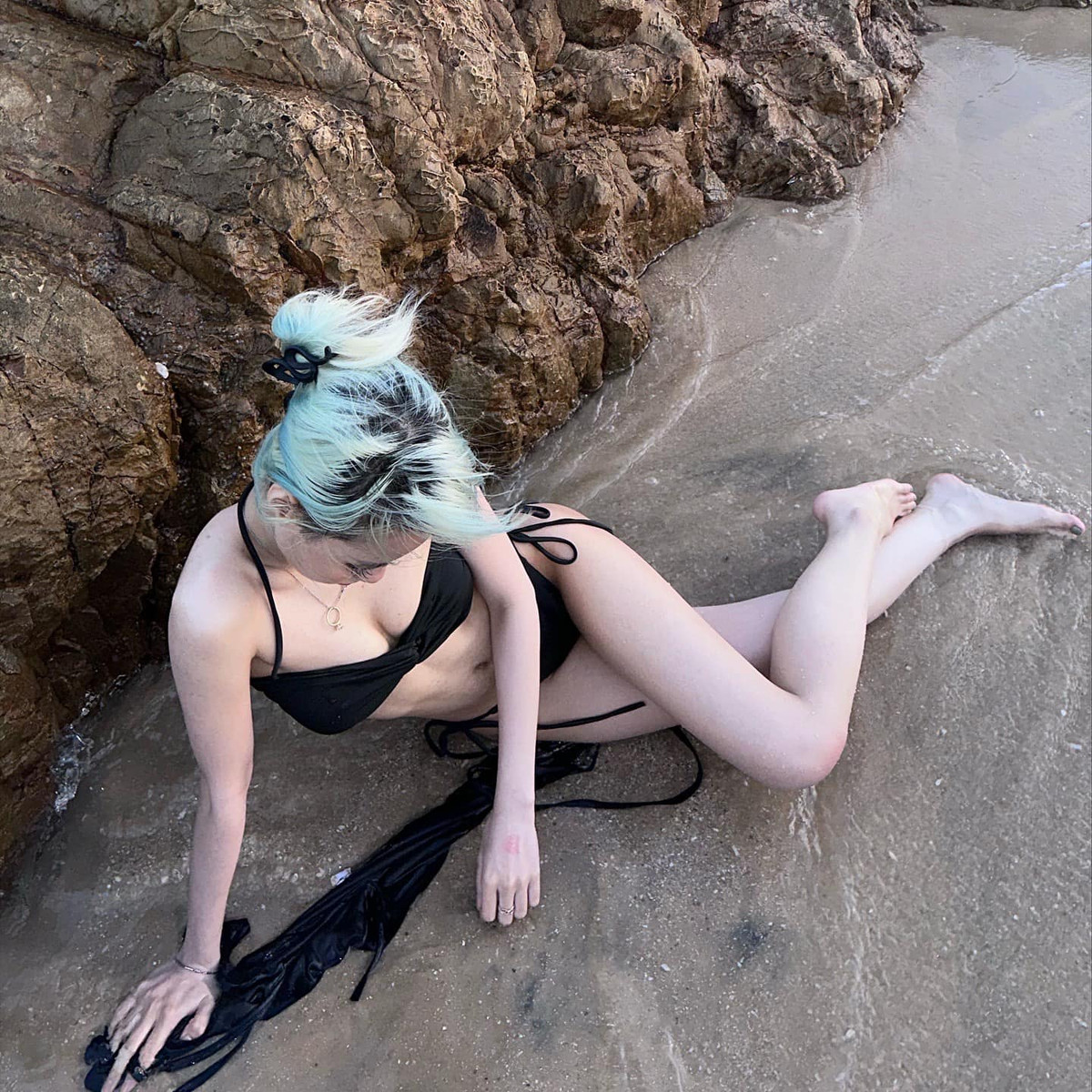 Cô nàng sở hữu vóc dáng gợi cảm, gương mặt thần thái.