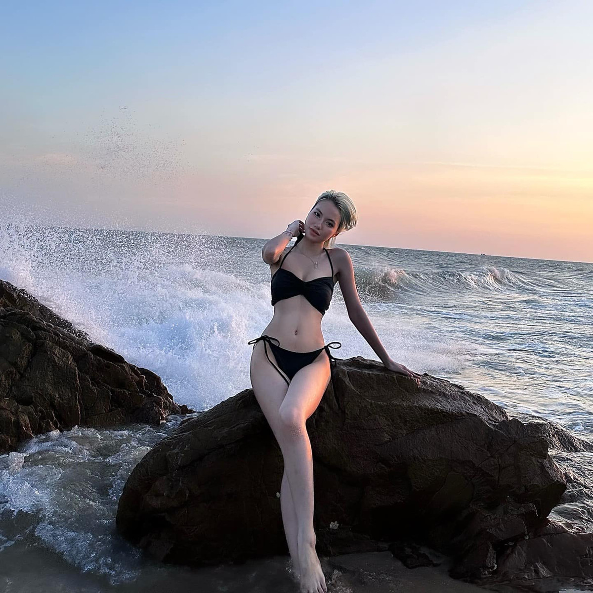 Thiên Ngọc Anh theo đuổi phong cách quyến rũ, táo bạo.