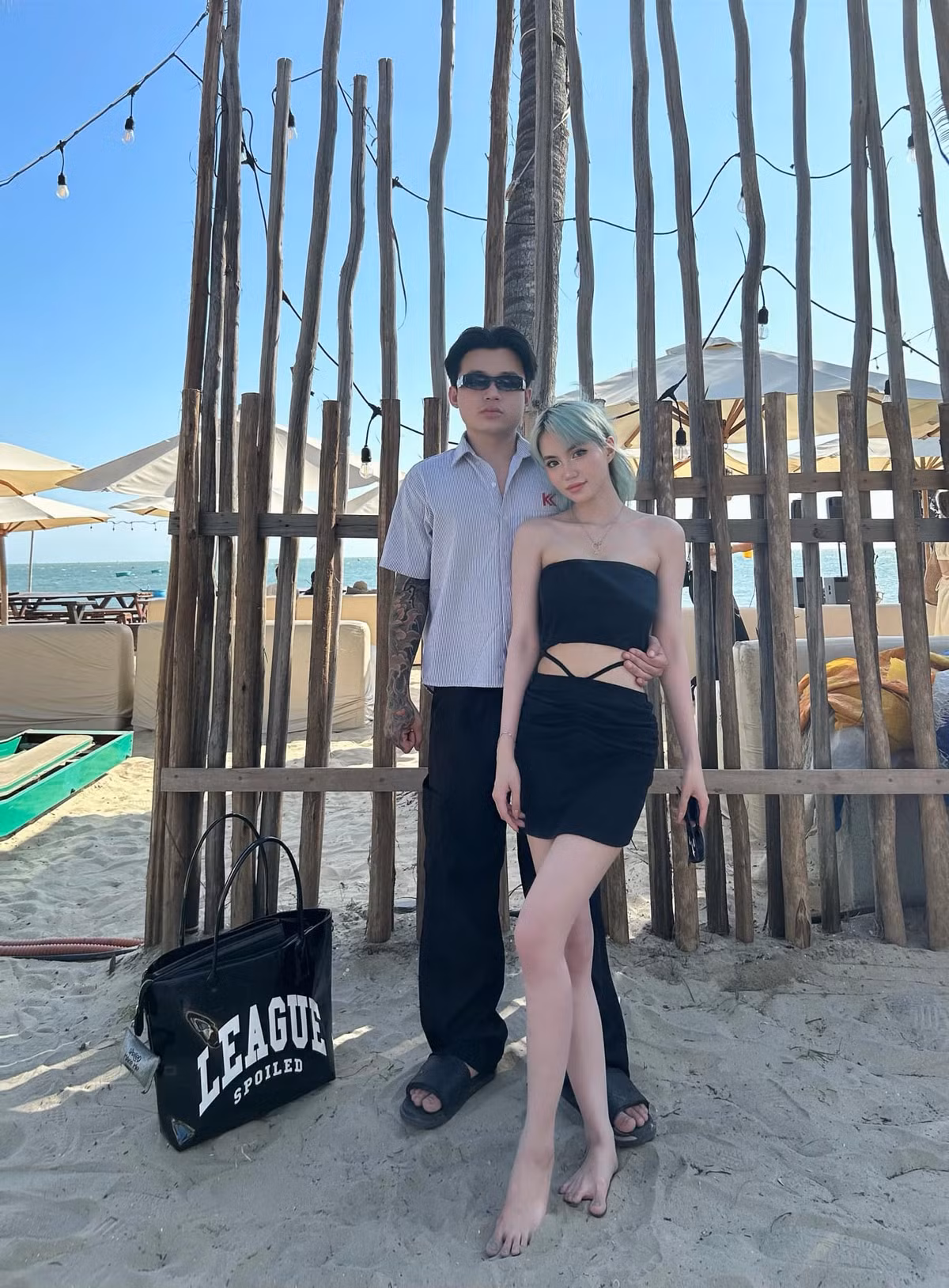 Ngoài đời, Maris là anh chàng hài hước, lầy lội, cực chiều chuộng và không ngại thể hiện tình cảm với nàng thơ của mình.