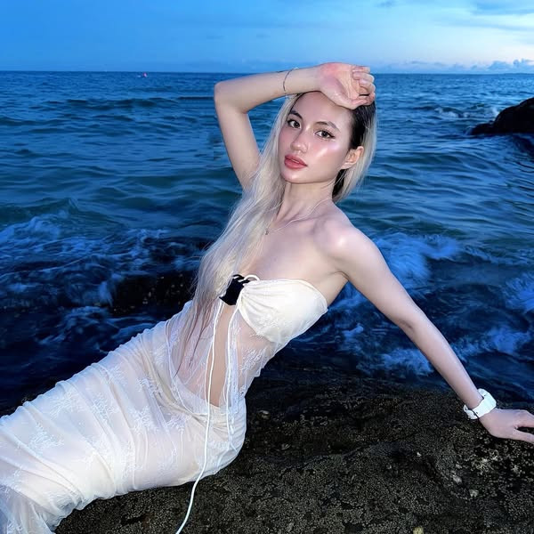 Cô nàng cũng vô cùng cá tính khi thường xuyên để những màu tóc nổi bật, ấn tượng.