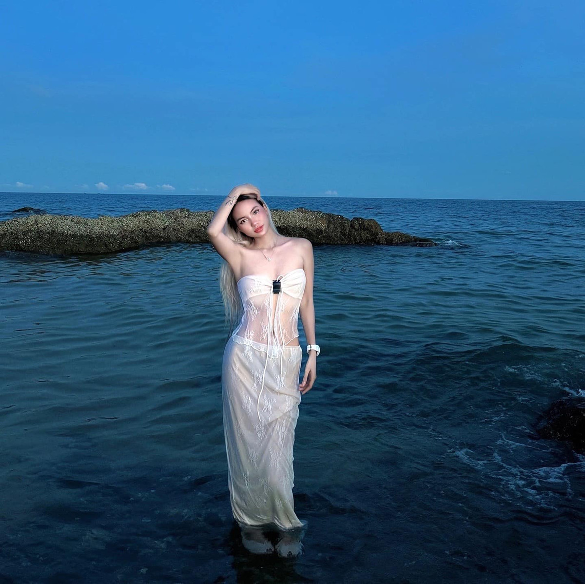 Trong những khoảnh khắc đời thường, bạn gái Maris không ngại khoe thân hình nóng bỏng trong các thiết kế bikini hai mảnh ấn tượng.