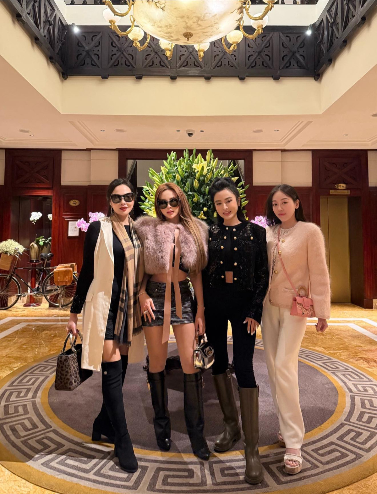 Ở phần bình luận, nhiều người bày tỏ sự xuýt xoa trước vẻ ngoài xinh đẹp, sang chảnh của nàng cựu hot girl: "Mê quá", "càng ngày càng đẹp", "lạnh không chị ơi".