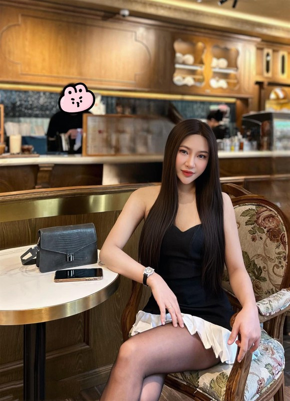 Với thiết kế cúp ngực, xẻ sâu và chất liệu ôm sát, bộ trang phục đã tôn lên những đường cong quyến rũ của Tường Linh.