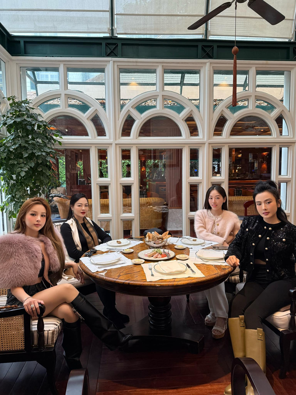 Đặc biệt, Huyền Baby còn mang theo chiếc túi hiệu Gucci Bamboo 1947 có giá gần 100 triệu. Mẫu túi xách này có phần quai cầm làm bằng tre, thay cho da vô cùng đặc biệt.