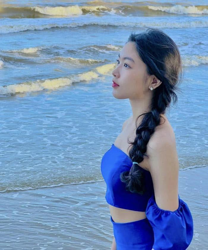 Không cần diện bikini hay những trang phục quá táo bạo, những lần đăng tải hình ảnh với biển của Lọ Lem đều nhận về lượng tương tác khổng lồ.