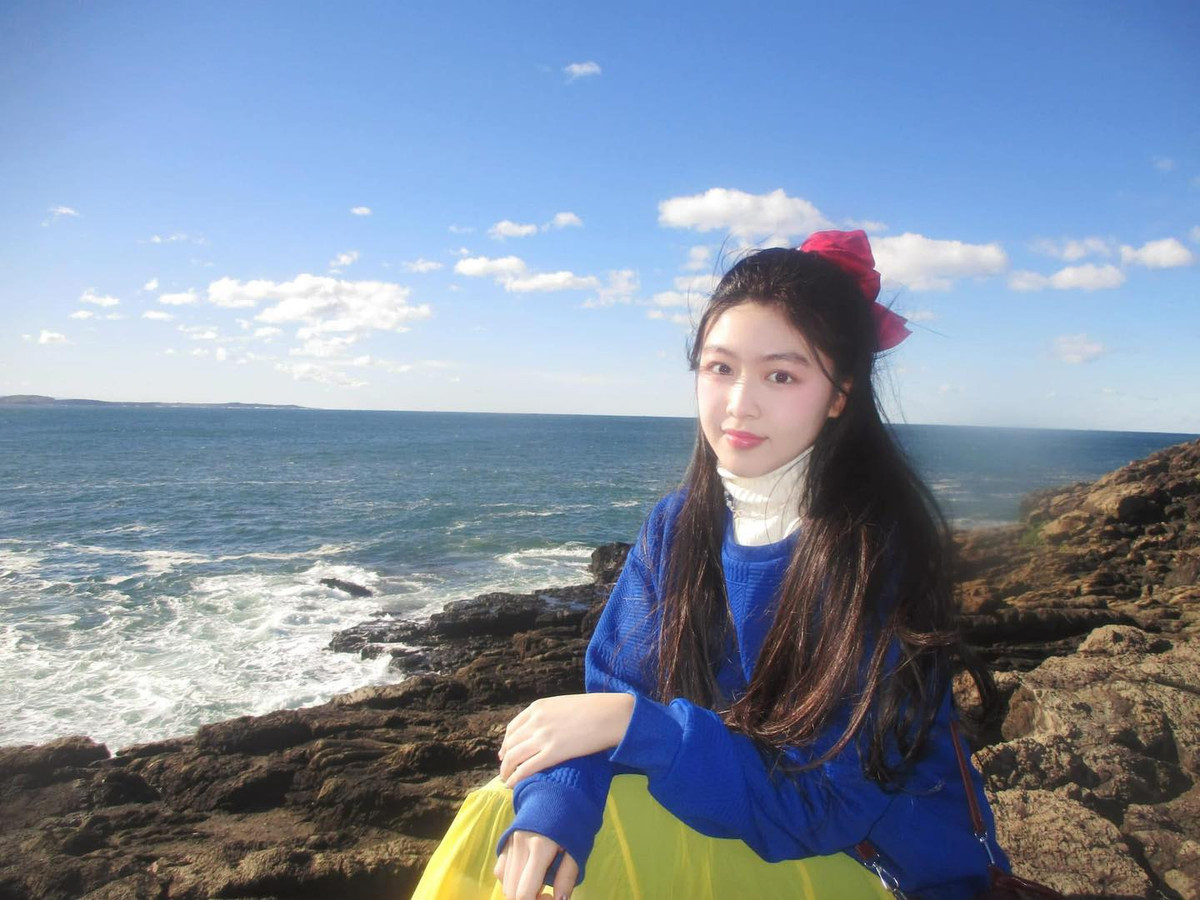 Thời gian qua, cô nàng nhận được nhiều sự quan tâm từ khán giả bởi nhan sắc xinh đẹp, tính cách hiền lành và lễ phép cùng loạt thành tích học tập "khủng".