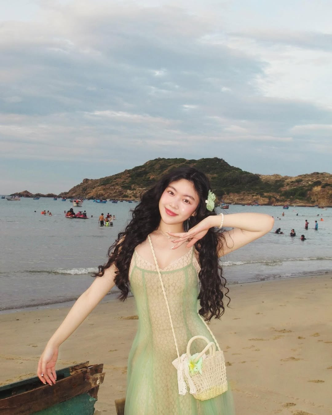 Trong những bức ảnh đi biển của mình, Lọ Lem chủ yếu lựa chọn những thiết kế váy maxi dáng dài, ôm sát lấy cơ thể.