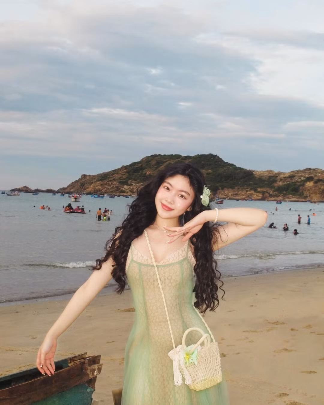 Trong những bức ảnh đi biển của mình, Lọ Lem chủ yếu lựa chọn những thiết kế váy maxi dáng dài, ôm sát lấy cơ thể.