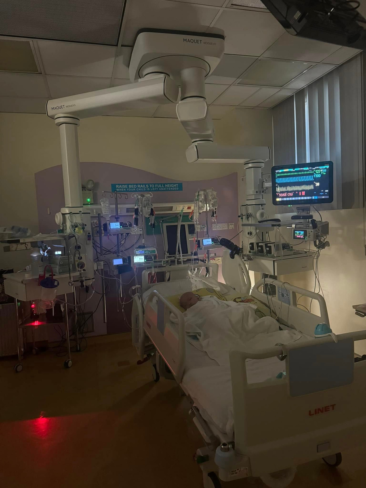 Về việc làm răng sứ, cô khẳng định mình đã làm từ trước khi bé Bắp bị bệnh vào năm 2015 và 2023, số tiền được trả góp hàng tháng. Về việc đi máy bay hạng thương gia khi sang Singapore và dùng điện thoại xịn, Thu Hòa nói rằng đó là do mọi người tặng 2 mẹ con. Còn số tiền cho con trai lớn học ở trường quốc tế là do chị gái cô chi trả.