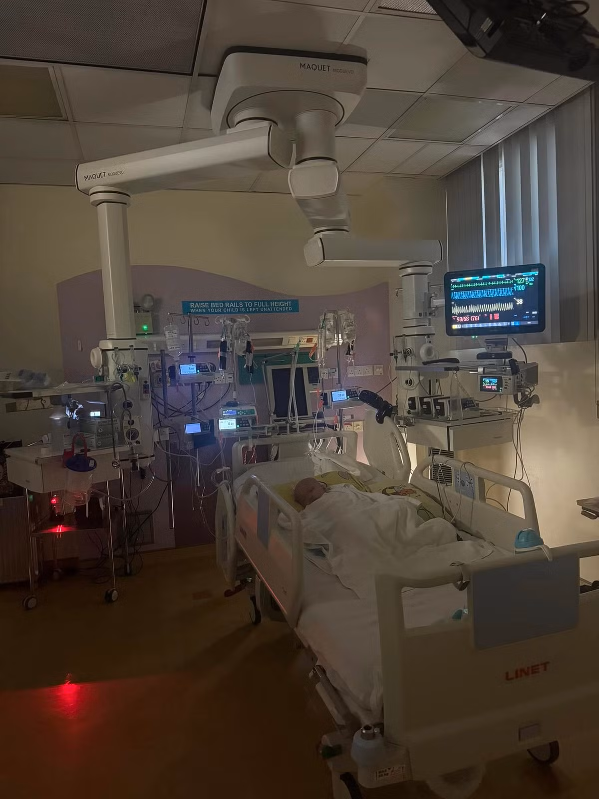 Về việc làm răng sứ, cô khẳng định mình đã làm từ trước khi bé Bắp bị bệnh vào năm 2015 và 2023, số tiền được trả góp hàng tháng. Về việc đi máy bay hạng thương gia khi sang Singapore và dùng điện thoại xịn, Thu Hòa nói rằng đó là do mọi người tặng 2 mẹ con. Còn số tiền cho con trai lớn học ở trường quốc tế là do chị gái cô chi trả.