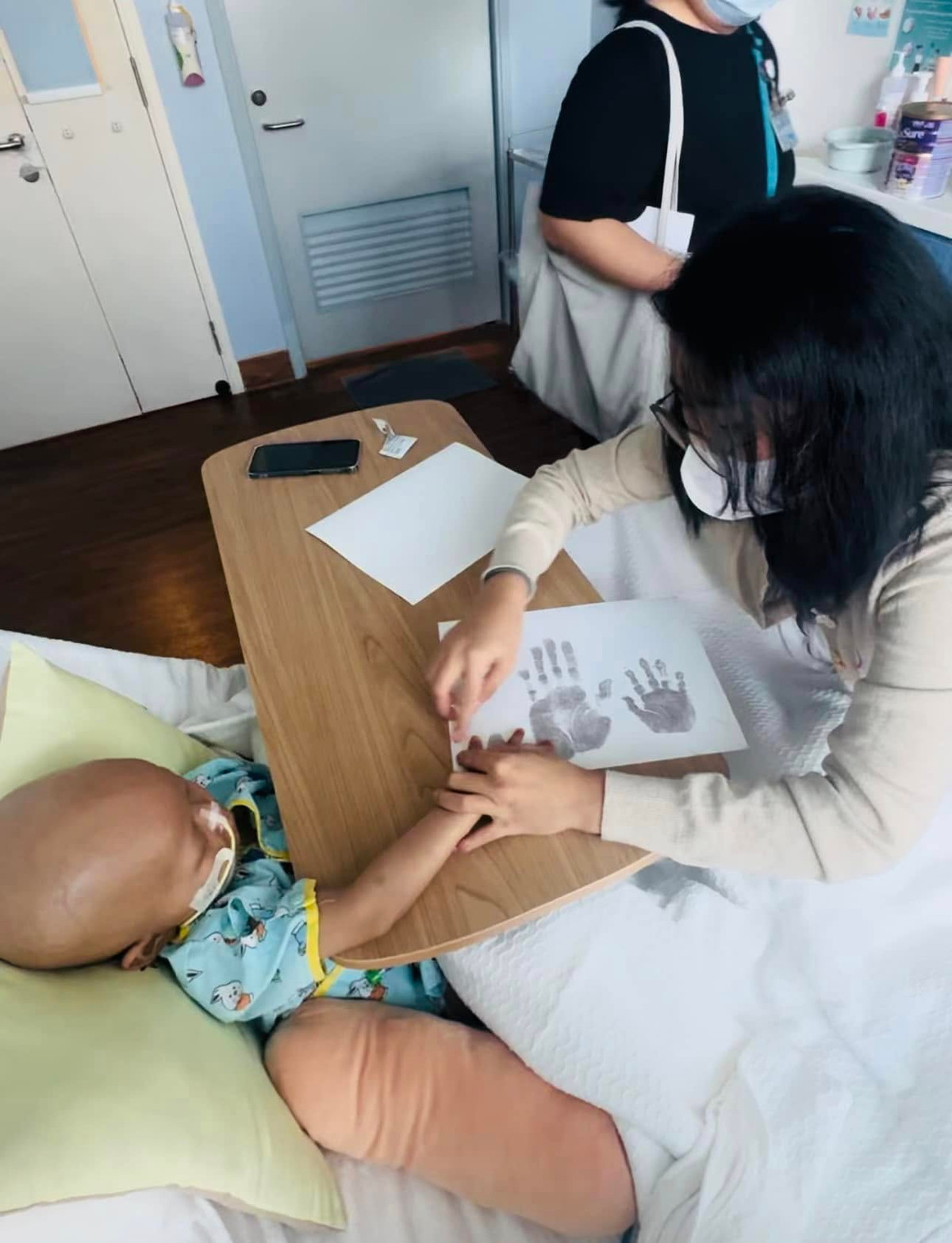 Trong phiên livestream tối qua, chị Thu Hòa đã quay hình vẫn đang ở bệnh viện tại Singapore để chăm sóc cho con trai. Cô cũng khẳng định bé Bắp vẫn đang điều trị tại viện đã được cấy CarT, sức khỏe đang cải thiện.