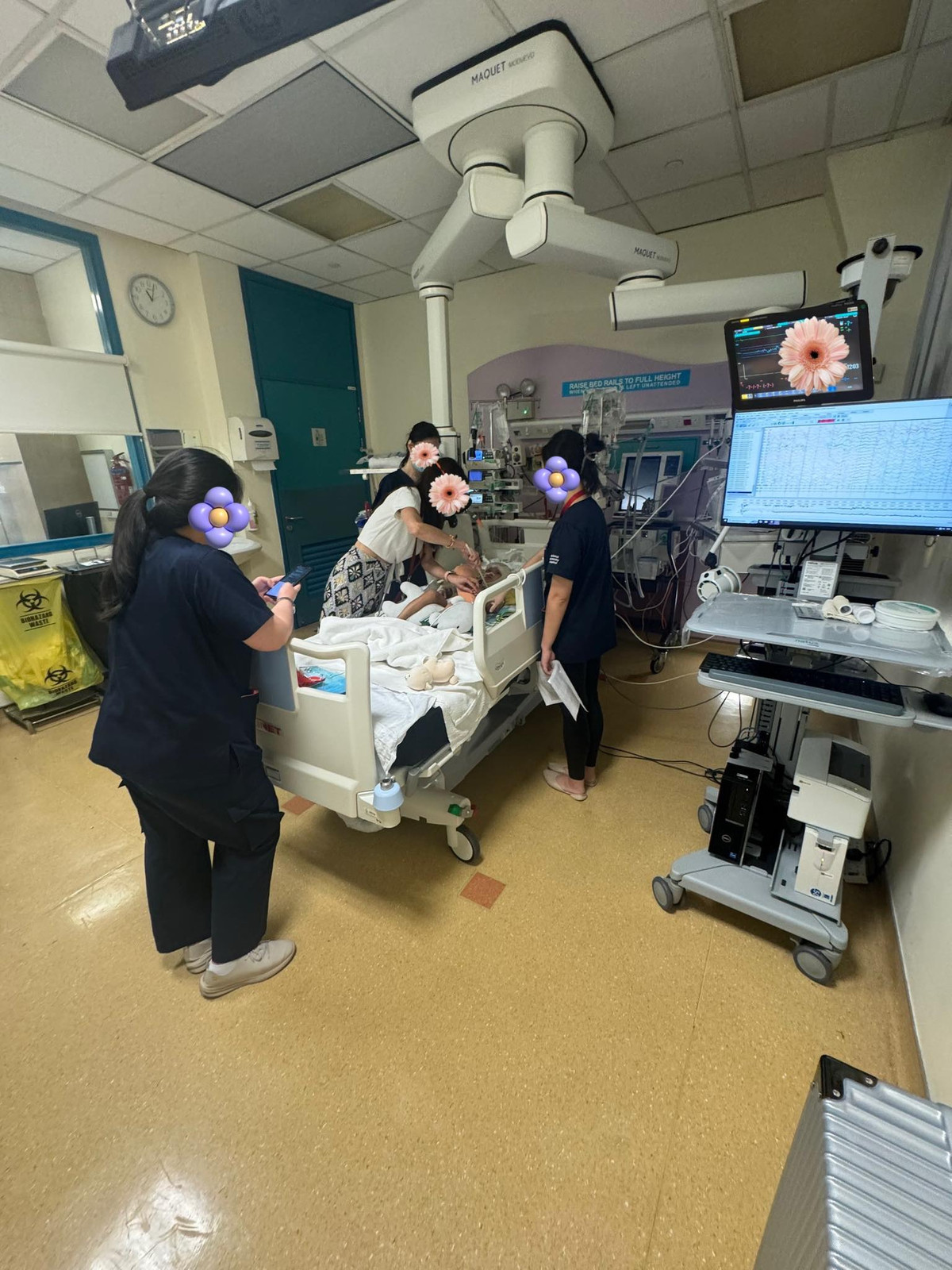 Cũng trong phiên livestream này, mẹ Bắp cúi đầu xin lỗi và cầu xin mọi người đừng tấn công gia đình và con trai: “Con trai em mới có 5 tuổi thôi, để cho nó đi học. Mọi người tấn công như vậy nó không đi học được nữa. 2 tuần nay con em không đi học rồi".