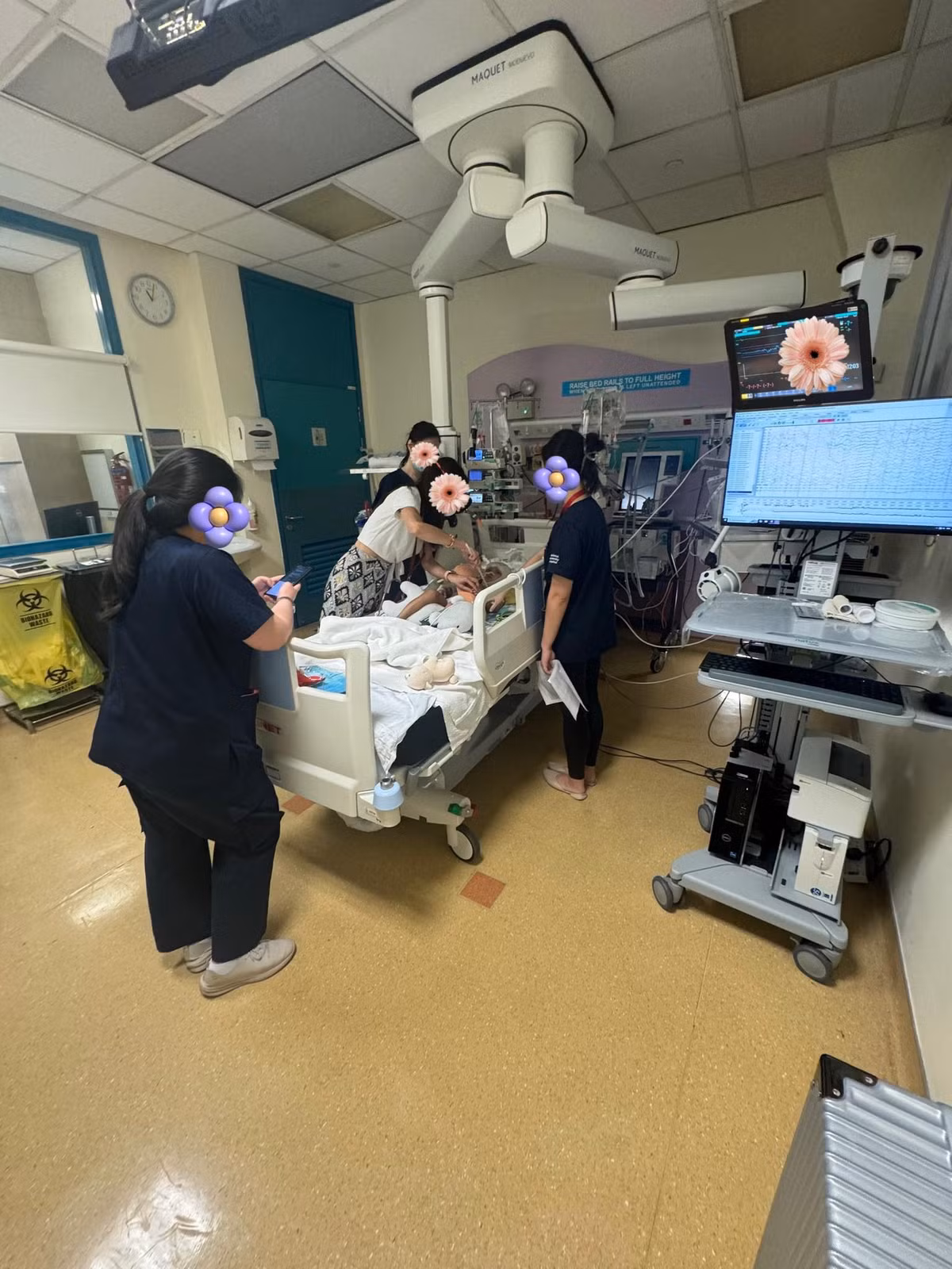 Cũng trong phiên livestream này, mẹ Bắp cúi đầu xin lỗi và cầu xin mọi người đừng tấn công gia đình và con trai: “Con trai em mới có 5 tuổi thôi, để cho nó đi học. Mọi người tấn công như vậy nó không đi học được nữa. 2 tuần nay con em không đi học rồi".