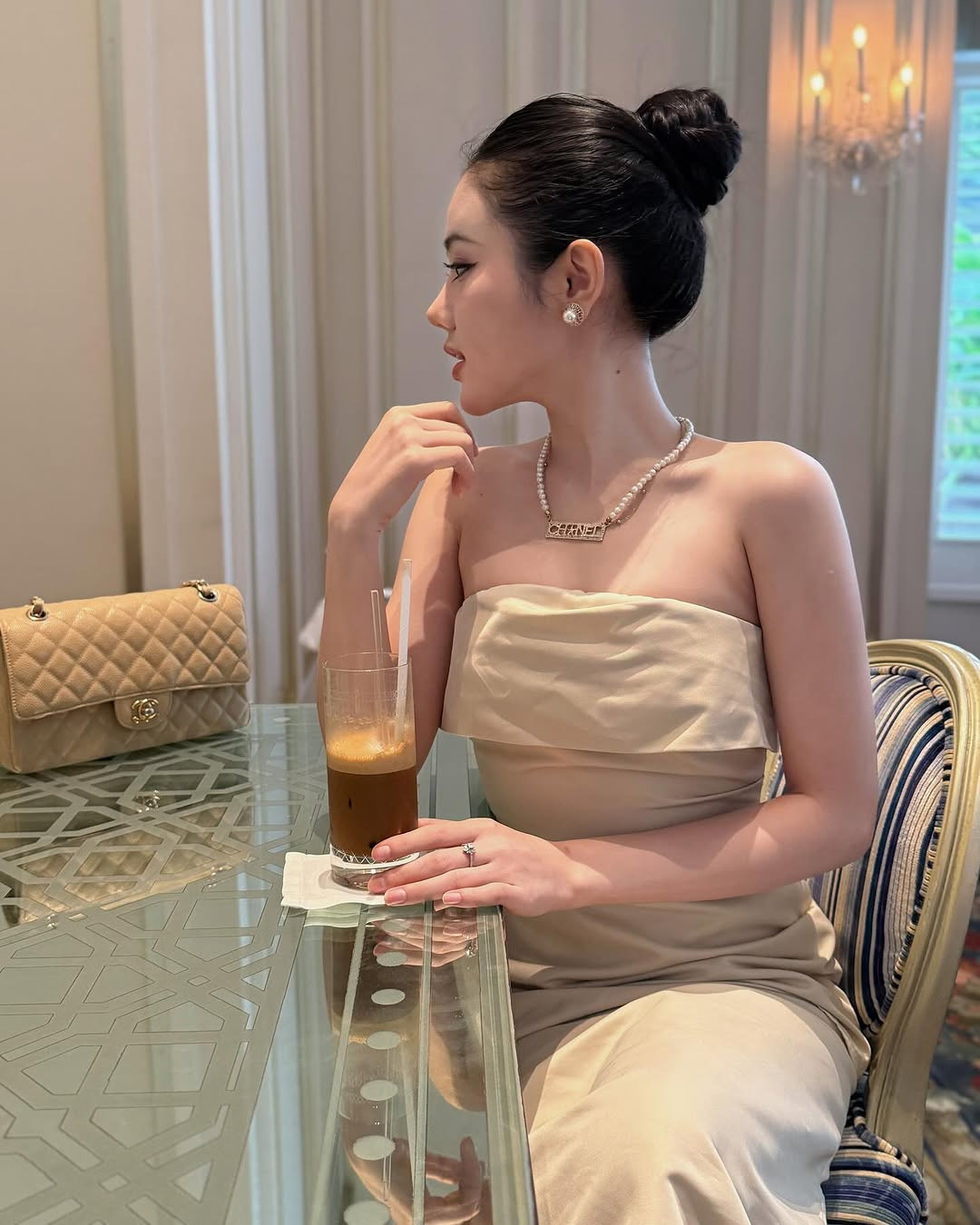 Cô nàng cũng bày tỏ đã buông bỏ người không xứng đáng với mình: "Đối với người không xứng đáng mình sẽ phải học cách buông bỏ và chấp nhận rằng mình đã từng yêu quý họ rất nhiều, và bản chất họ là người như vậy mình không thể thay đổi".