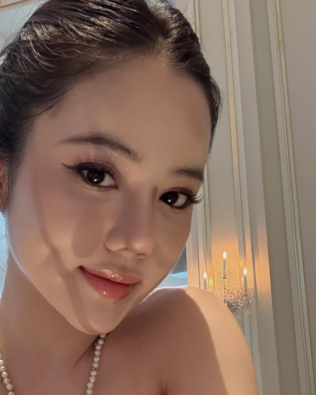 Cô nàng cũng rút ra bài học cho bản thân, đồng thời dành lời khuyên cho tất cả mọi người: "Và điều cuối cùng, bài học mình muốn chia sẻ với các bạn là hãy sống thật thẳng thắn và thiện lành, khi bị tổn thương hãy dũng cảm đối mặt. Đừng trốn tránh nó, đứng để nỗi đau tích lũy đến khi máu chảy rỉ lúc đó đối phương sẽ không bao giờ hiểu và không kịp thời thay đổi. Kể cả bố mẹ, bạn bè hay anh chị em, người yêu nữa."