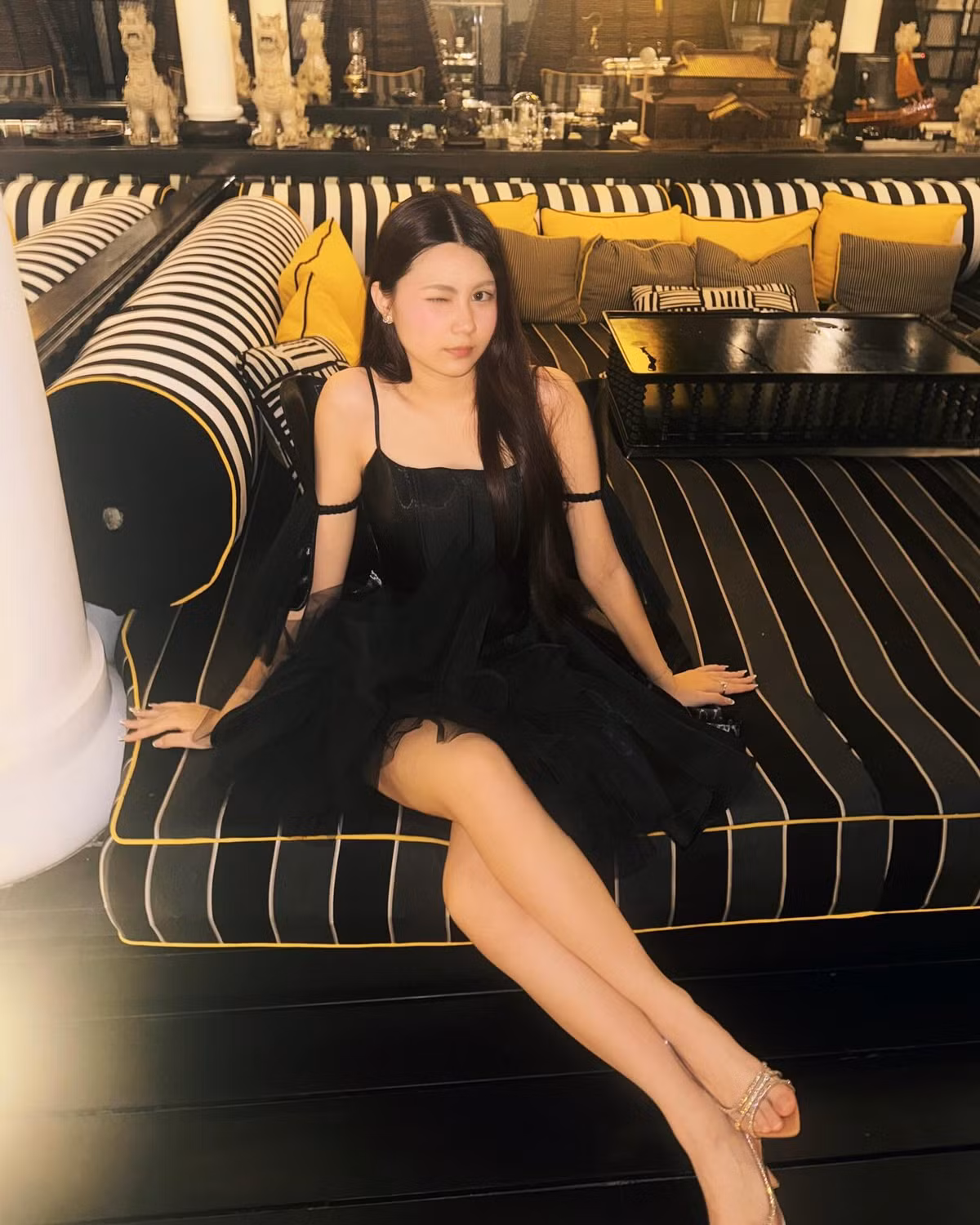 Cô nàng sở hữu nhan sắc xinh đẹp với những đường nét gương mặt sắc sảo.