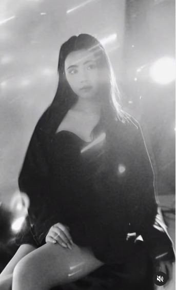 Thần thái của cô bạn cũng vô cùng cuốn hút.