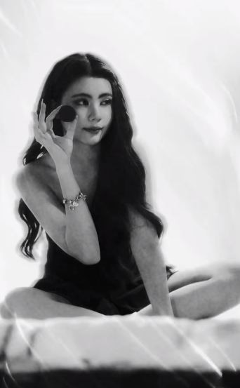 Trong thước phim đen trắng được đăng tải, Hạt Dẻ diện thiết kế ôm sát, khoe đường cong quyến rũ.