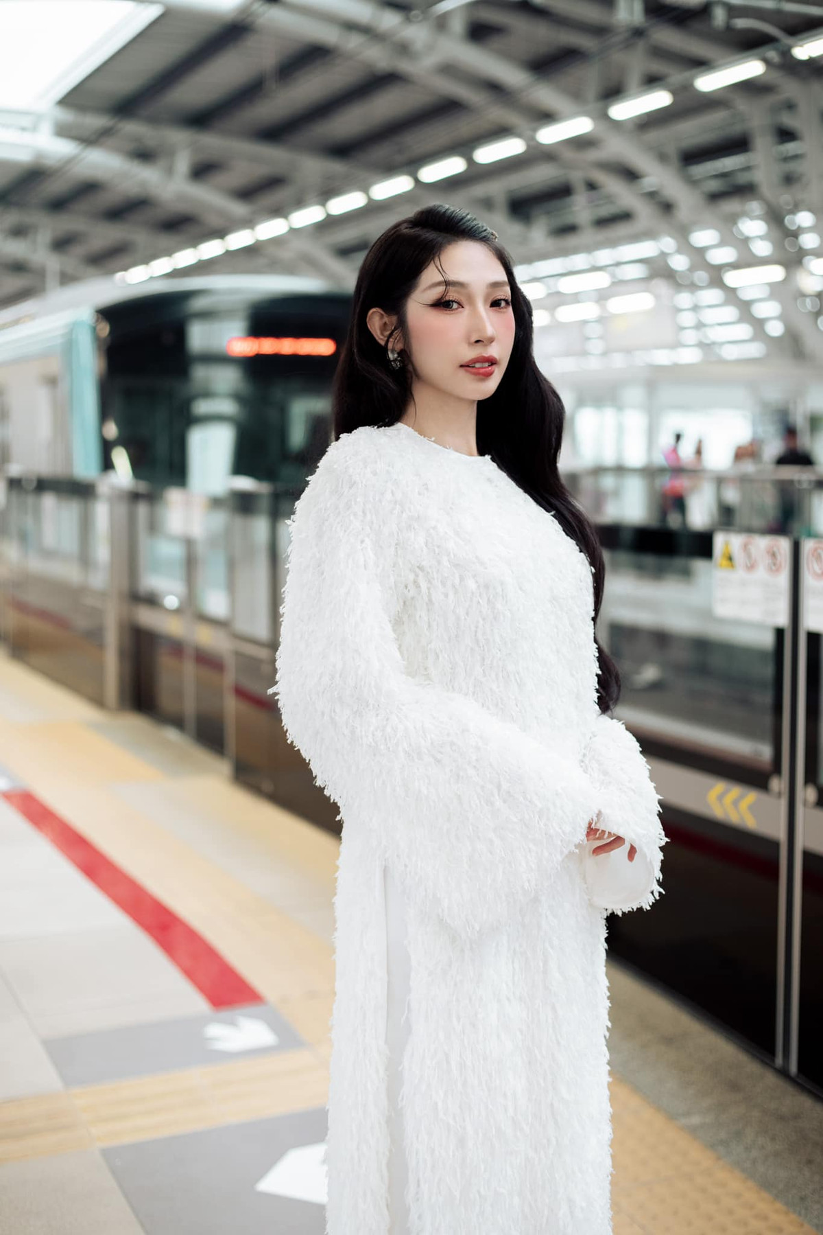 Khổng Tú Quỳnh với thiết kế áo dài trắng cách tân với chất liệu lông lạ mắt mang đến vẻ đẹp hiện đại đậm chất quý cô.