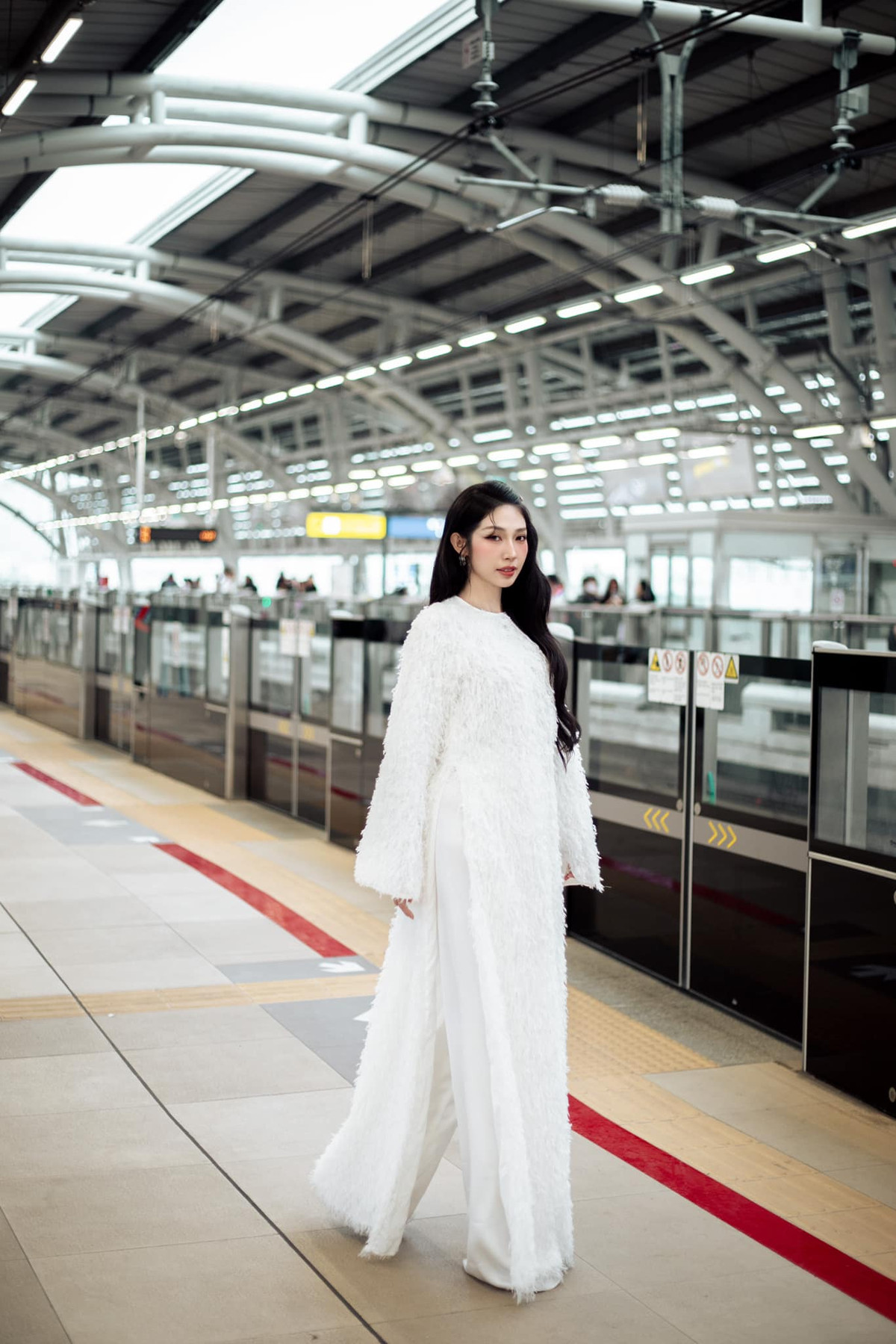 Những ngày cận Tết, nhiều bạn trẻ cũng đã lựa chọn áo dài để thực hiện bộ ảnh Tết ở metro, thậm chí cả những người nổi tiếng và có tầm ảnh hưởng.