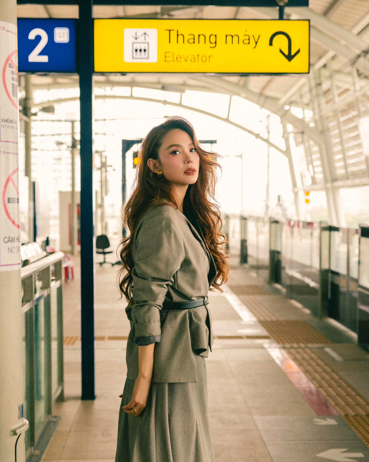 Cô nàng cũng hội chị đẹp thực hiện bộ ảnh mang phong cách retro có phần hoài cổ, tựa như mỹ nhân Sài Thành xưa.