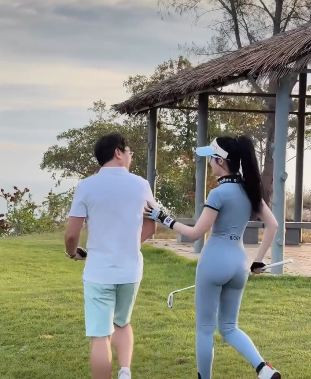 Mới đây, một đoạn video ghi lại hình ảnh một cô gái trên sân golf nhận về hàng trăm nghìn lượt xem cùng hàng chục nghìn lượt yêu thích.