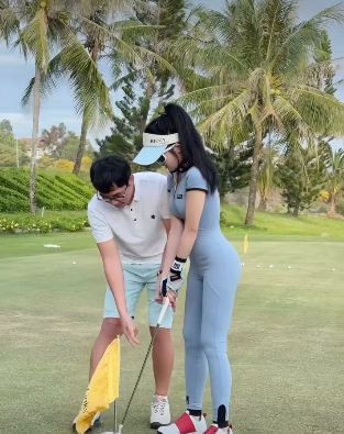 Ngay lập tức, netizen đã truy tìm danh tính gái xinh chơi golf này.