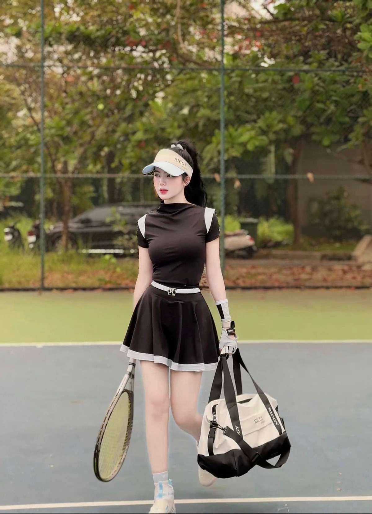 Không chỉ chơi golf, cô nàng còn có đam mê với nhiều bộ môn khác nhau như tennis. Trên trang cá nhân cô nàng thường đăng tải những khoảnh khắc trên sân tập.