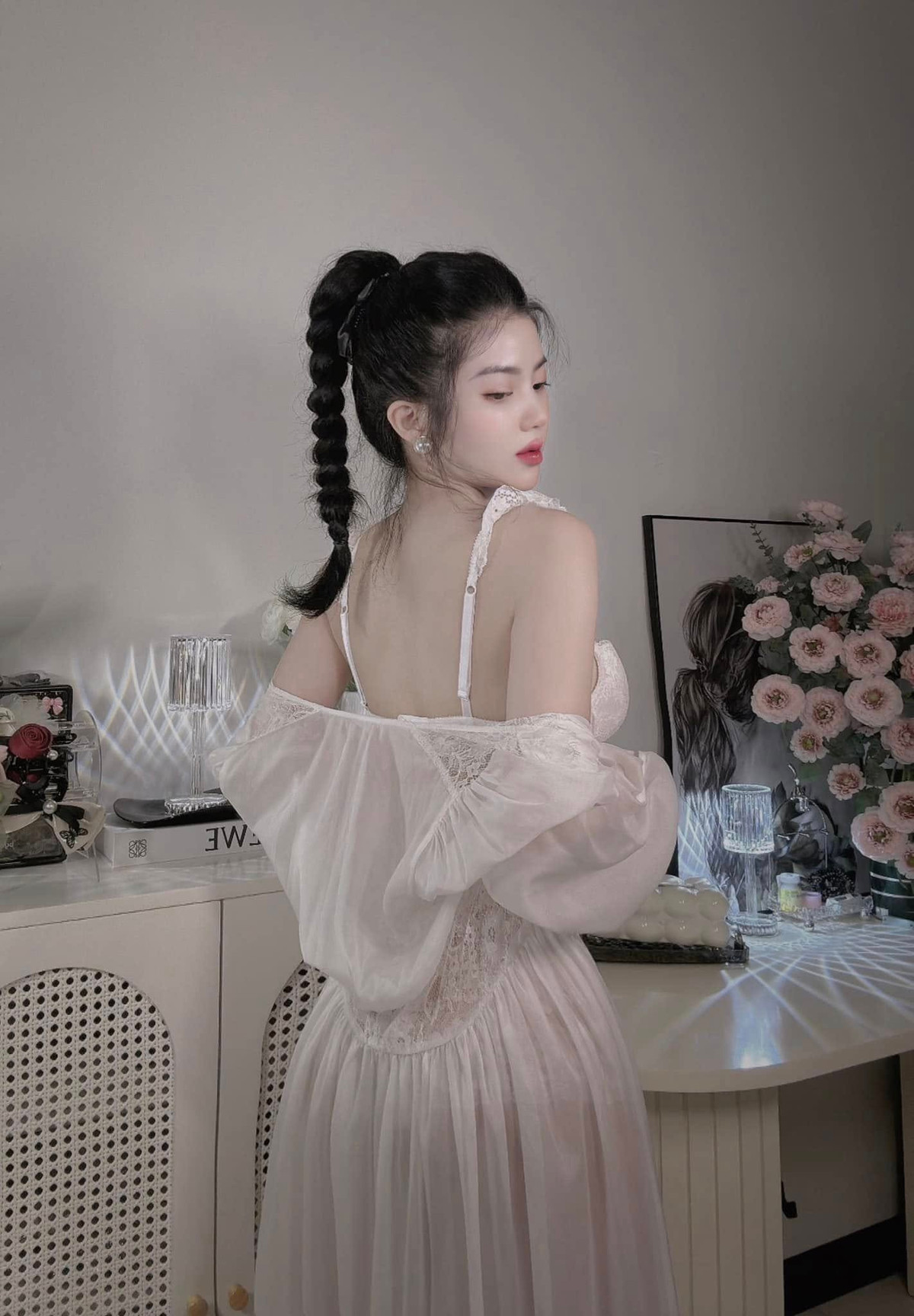 Phương Uyên theo đuổi phong cách thời trang nữ tính, gợi cảm có chừng mực.