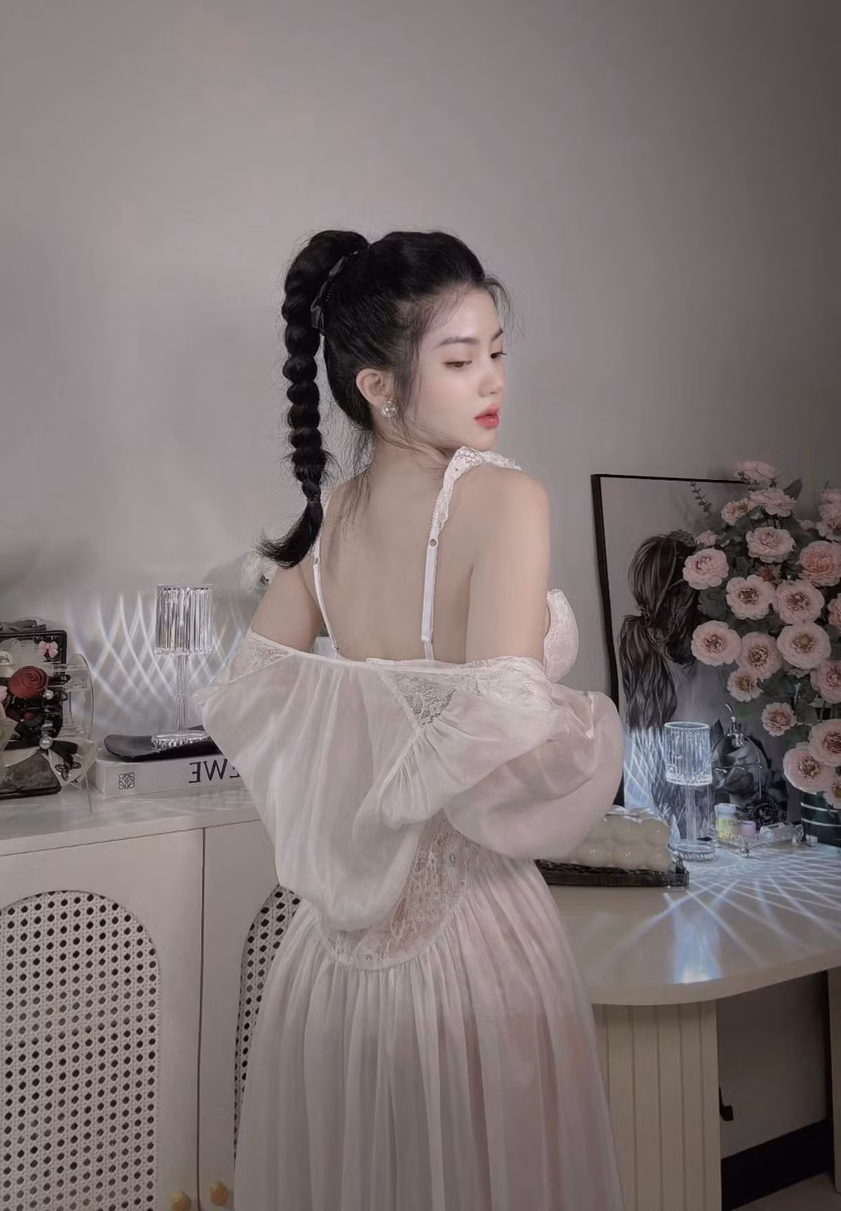 Phương Uyên theo đuổi phong cách thời trang nữ tính, gợi cảm có chừng mực.