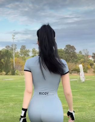 Theo đó, cô nàng diện thiết kế bodysuit dài ôm sát lấy cơ thể, khoe đường cong ngọc ngà không chút mỡ thừa. Không chỉ vậy, thần thái của cô nàng cũng vô cùng cuốn hút khiến người xem không thể rời mắt.