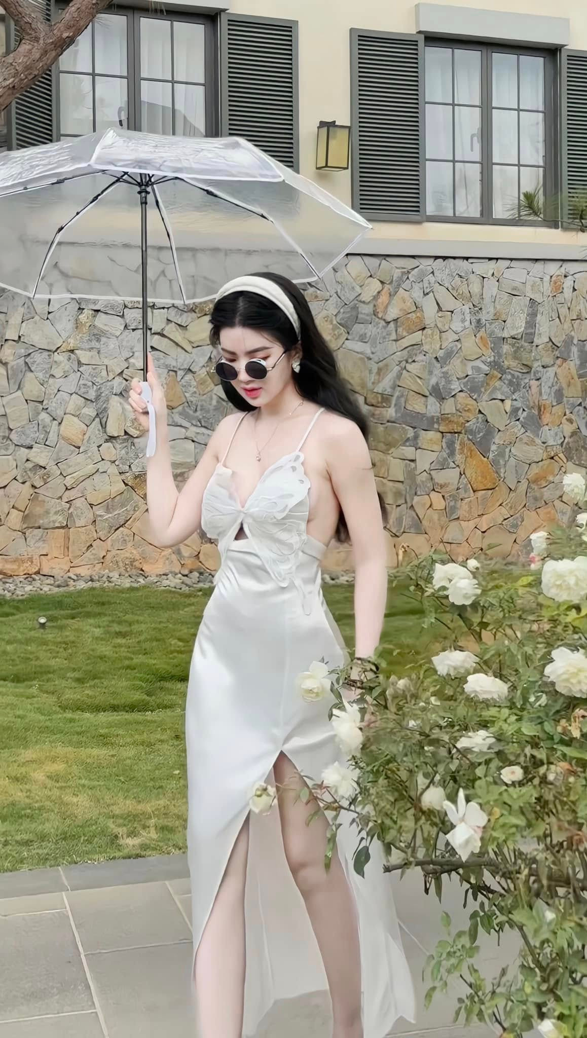 Trên trang cá nhân, cô nàng thường chia sẻ nhiều khoảnh khắc đi du lịch đến những địa điểm khác nhau.